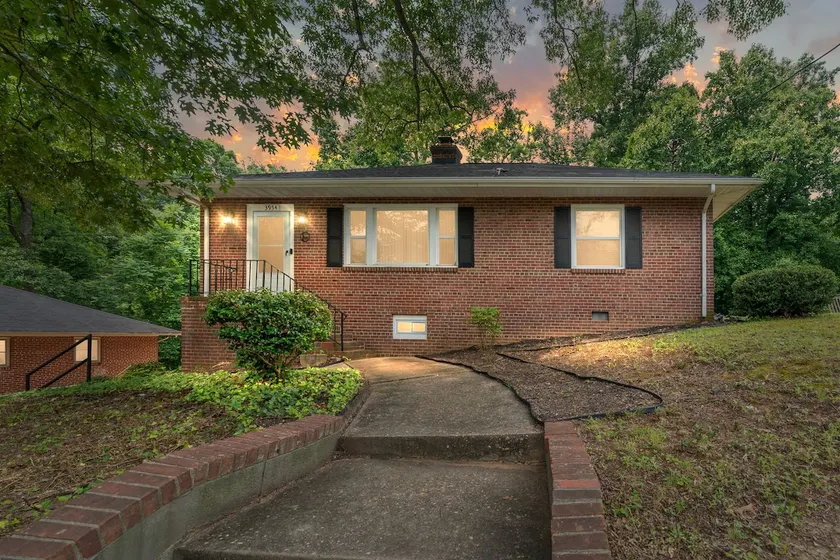 Cozy 3 bedroom home near Downtown - Image 1