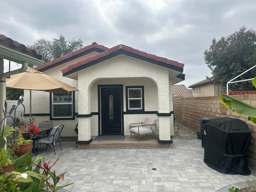 Adorable 1 bedroom guest with patio - Image 1
