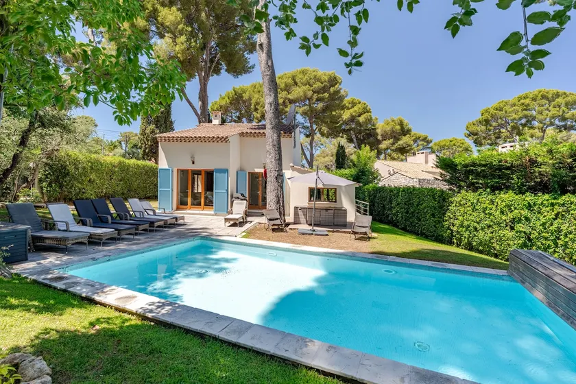 Stylish, Contemporary Villa heated pool, 10 mins walk to Beach - Image 1