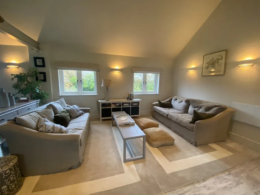 Beautiful open plan accommodation to 1st floor. - Image 1