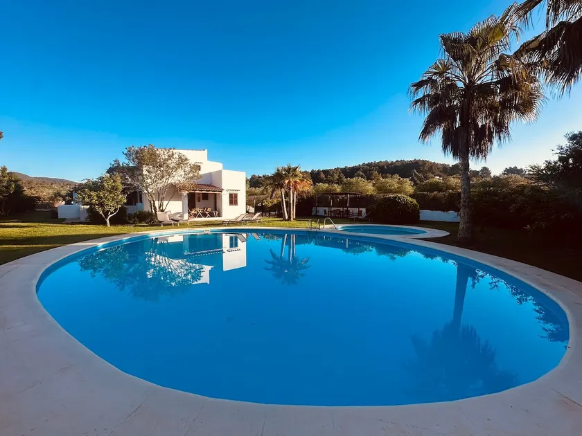 Authentic & spacious Villa with amazing pool - Image 1