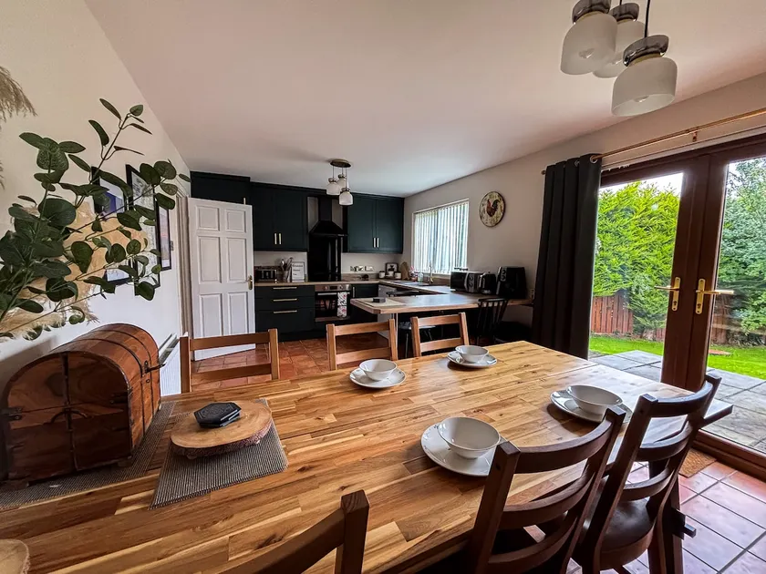 Bright 3BR Cottage | Enclosed Garden & Parking - Image 1