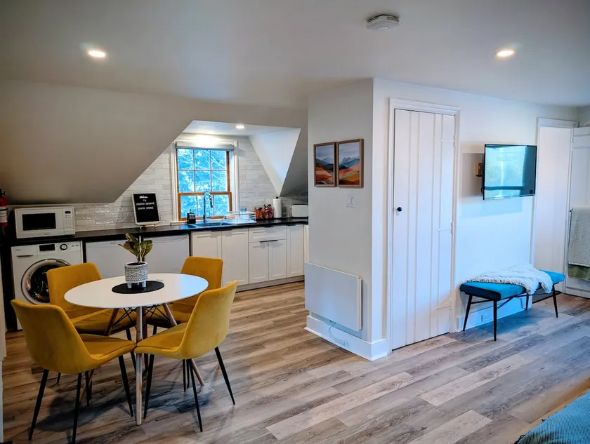 Private Elora Studio in heart of Elora - Image 1