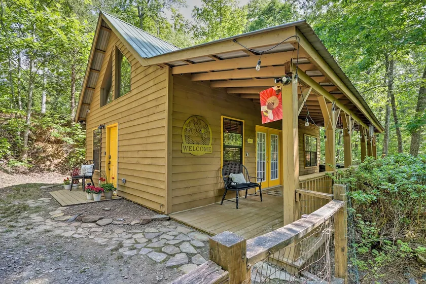 'Bumblebee Cottage' Murphy Retreat w/ Hot Tub - Image 1