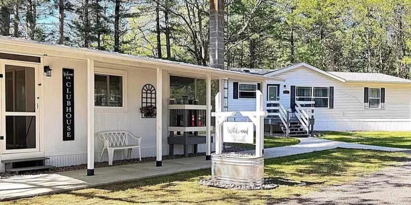 Peaceful home with 3 seasons clubhouse - half a mi - Image 1