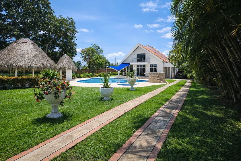 Tropical house with pool, Trébol via Carmen de Apicalá - Image 1