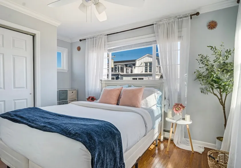 Cozy Beach Block 2BR Home ~ Private yard with BBQ grill & Lounging Rooftop deck - Image 1