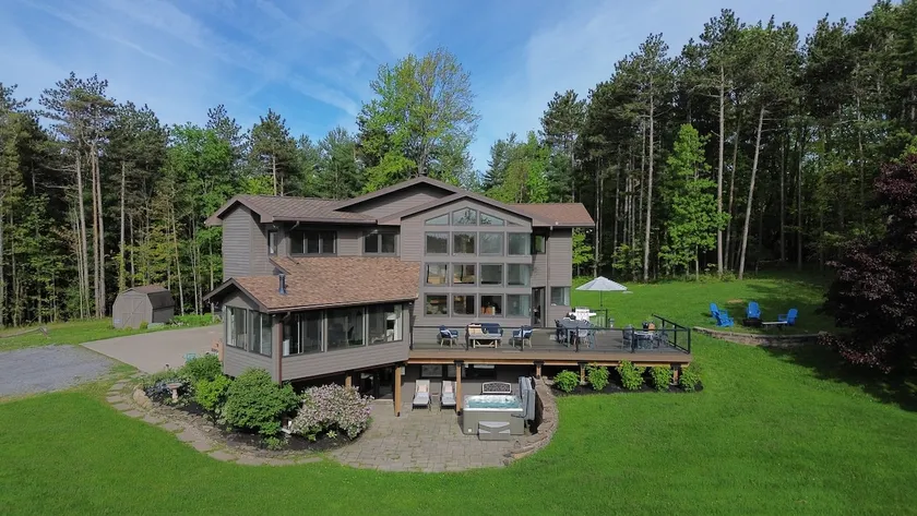 Canandaigua Retreat, 15+acres, hot tub, game room - Image 1