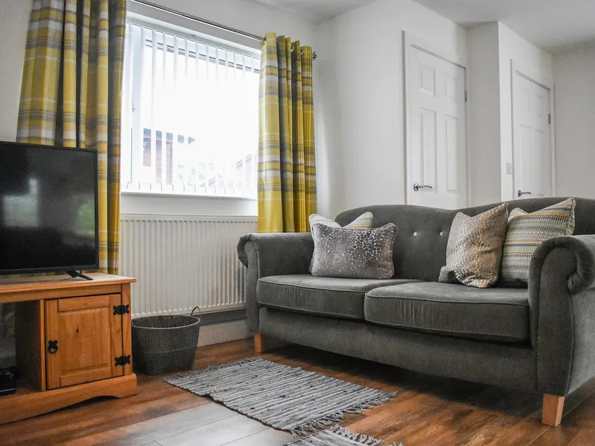 Bumblebee Lodge - Image 1