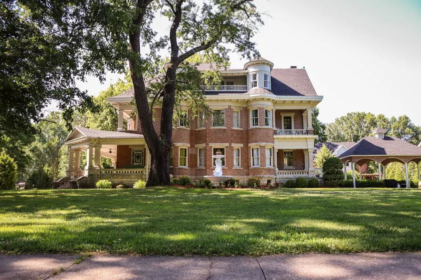 Charming Historic Victorian Home W/Fireplace - Image 1