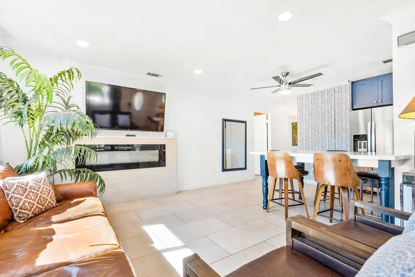 cheerful 6 beds single home with 2 car garage - Image 1