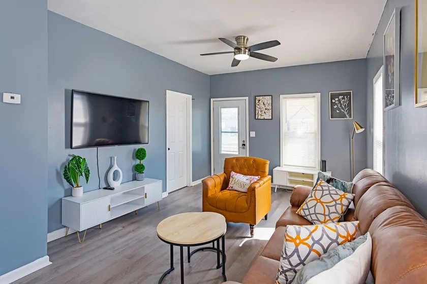 HOUSE WITH FREE PARKING - Image 1