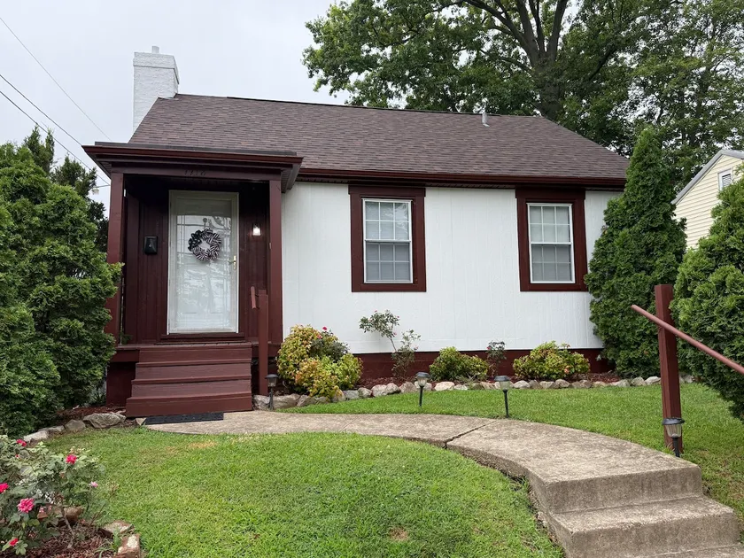 2 bedroom w/free on-site parking. Near downtown - Image 1