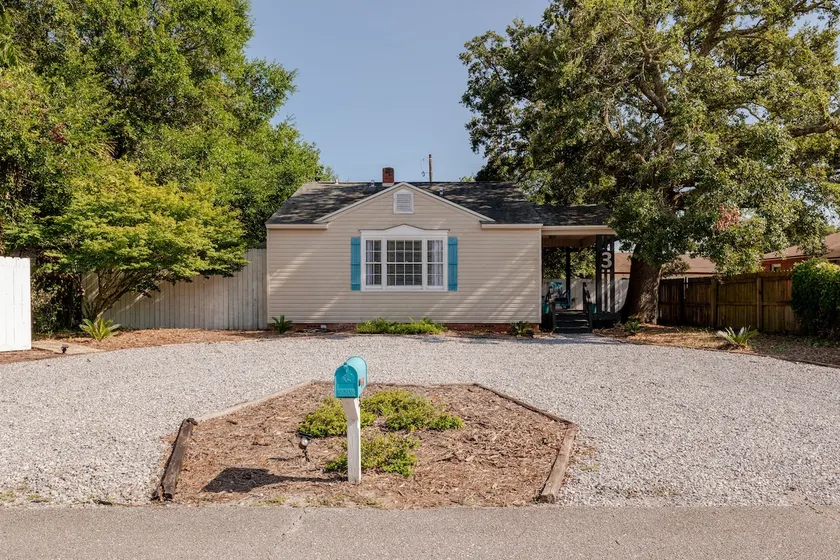 The Bungalow. Walk to Bayou!  Backyard Family Fun! - Image 1