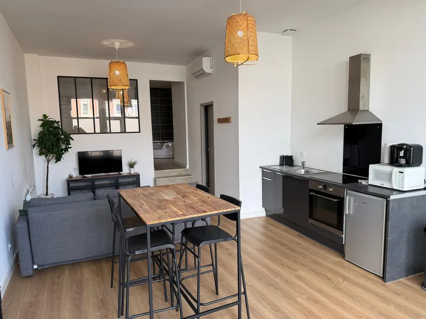 Modern Downtown Loft – Free Parking - Image 1