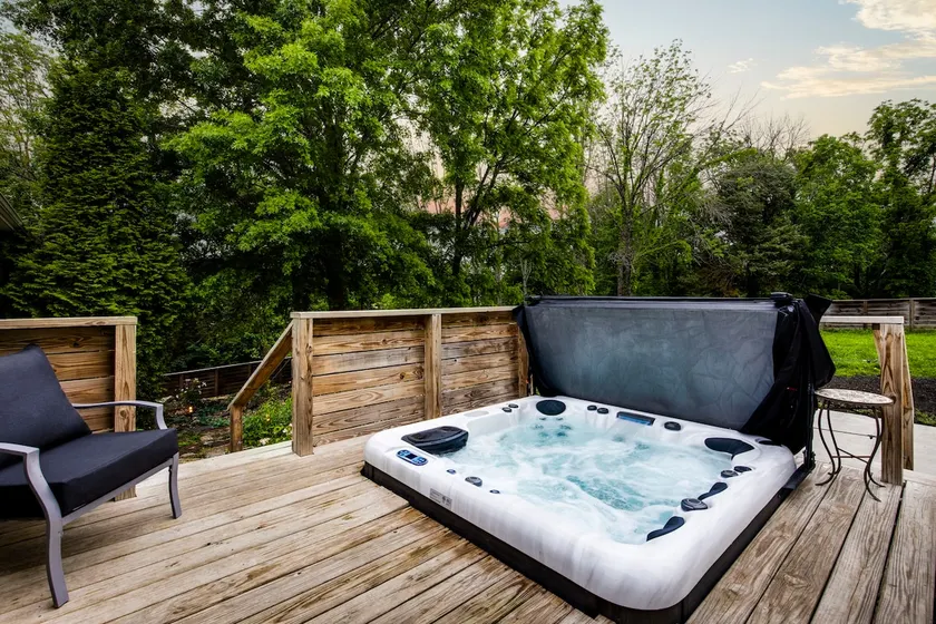 Private Apartment with Hot tub, Garage & Fence - Image 1