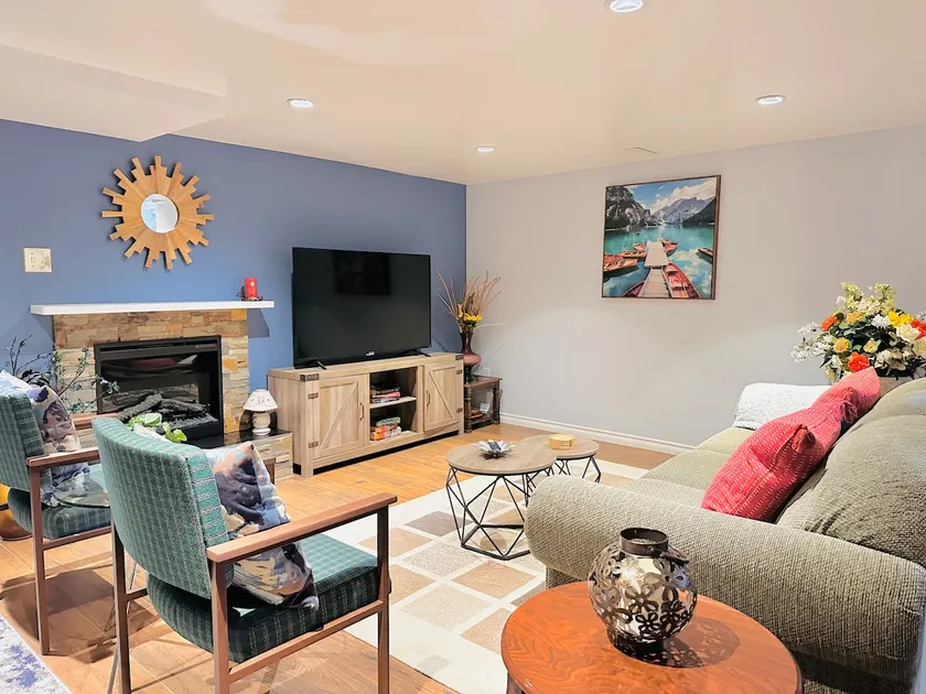 Cozy 2BR 3 Beds Near C-Train - Image 1