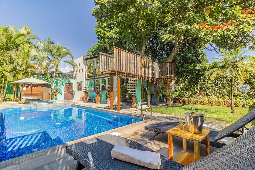 Family Home with Play Room, Pool and Jacuzzi - Image 1