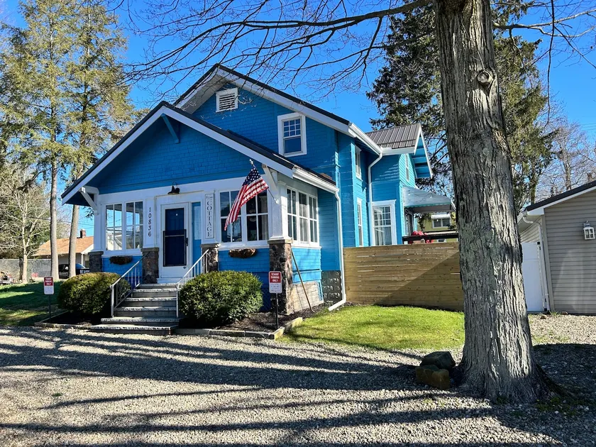 Blue Streak Cottage Steps from Lake, Park & Hotel - Image 1