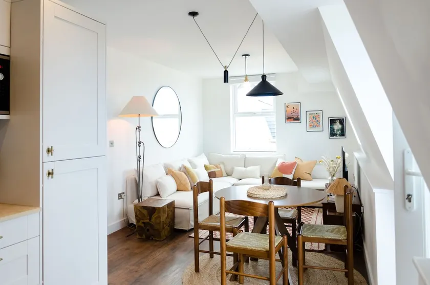 Relaxing Retreat with Terrace & Sea Views - Sleeps 4 - Image 1