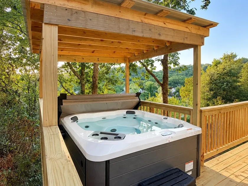 Northshore Chattanooga - Hot Tub - Walk to Dining, Publix & Coolidge Park - Image 1