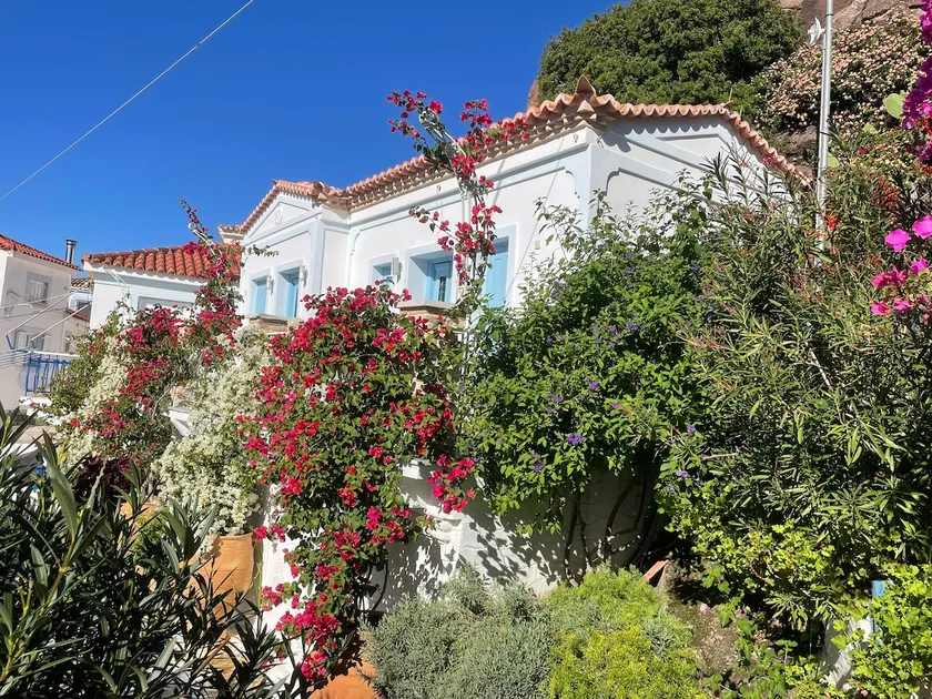 Karen’s Mikro Spiti, Poros. - Image 1