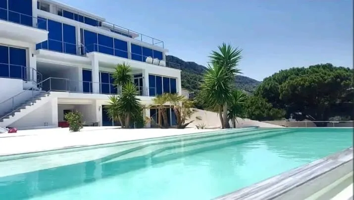Luxury beachfront villa 10 - Image 1