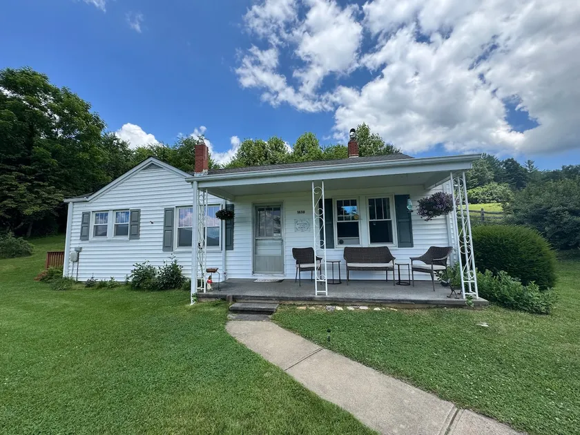 Farmhouse in Nathan's Creek with beautiful views - Image 1