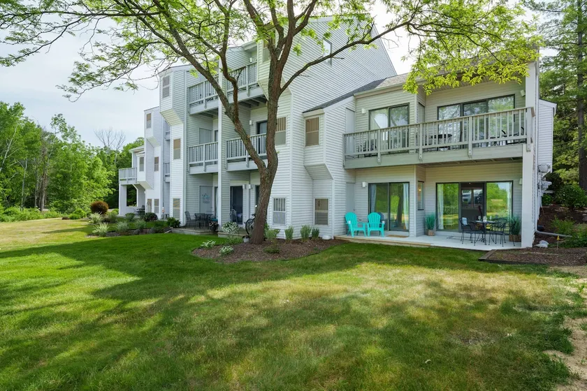 Waterfront condo w/ beach access & patio - Image 1