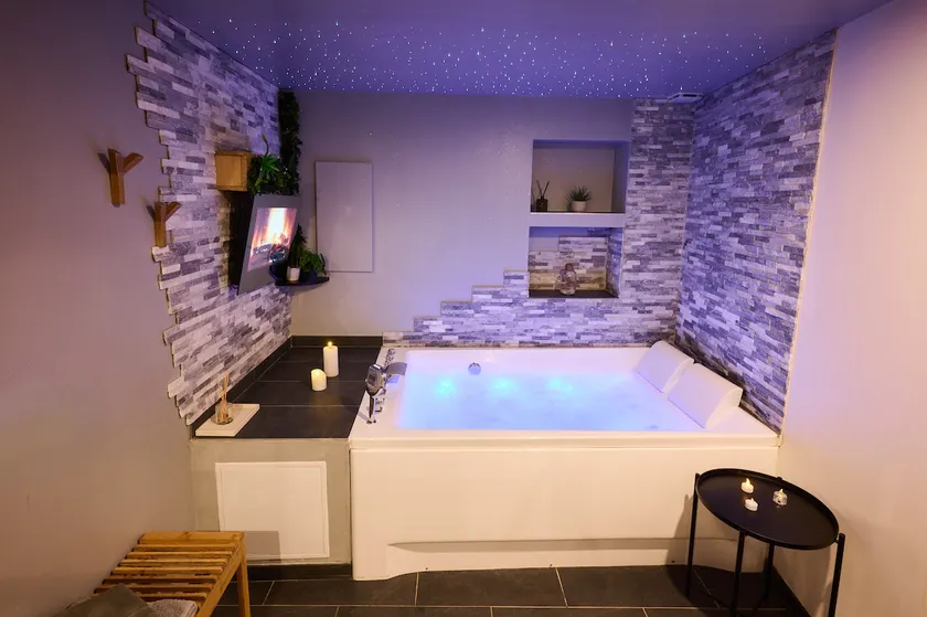 Small house | A/C • Hot tub & TV • Beaches 10 min - Image 1