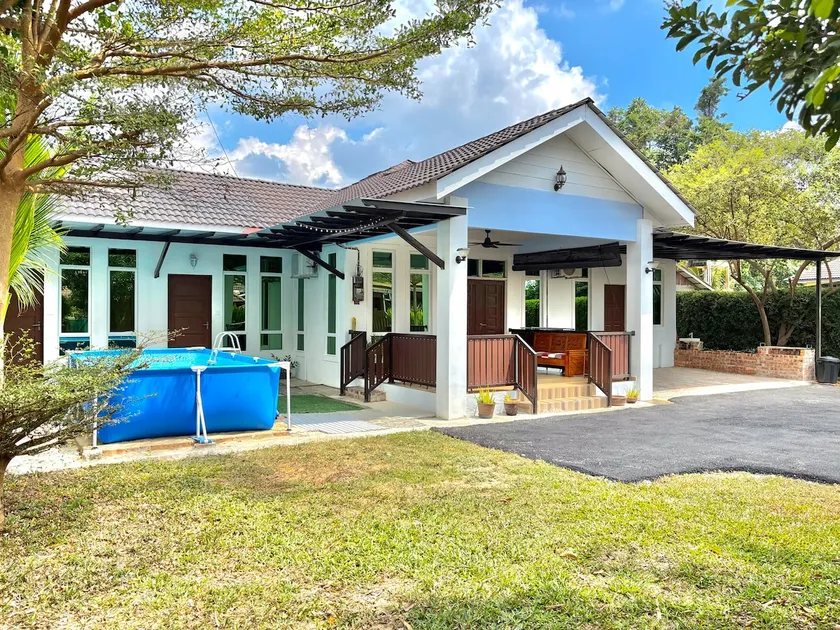 Tepak Nusuk Private Pool Homestay 5 Bedrooms 4 Bathrooms - Image 1