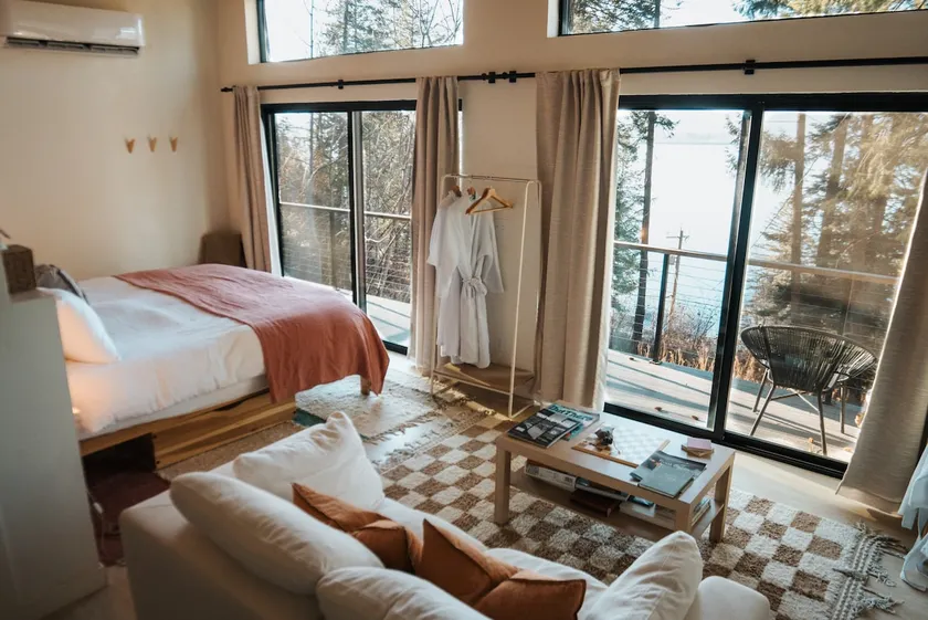 Couples Getaway with Hot Tub and Outdoor Shower - Image 1