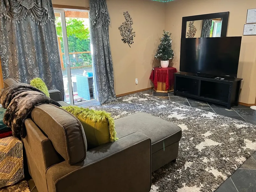 2 King Bed, Kitchenette, Game Area, Living, Office - Image 1