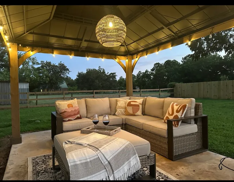 Bella’s by the Bay • Pet friendly, fenced yard - Image 1