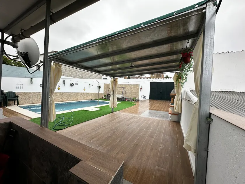 A nice townhouse with a pool - Image 1