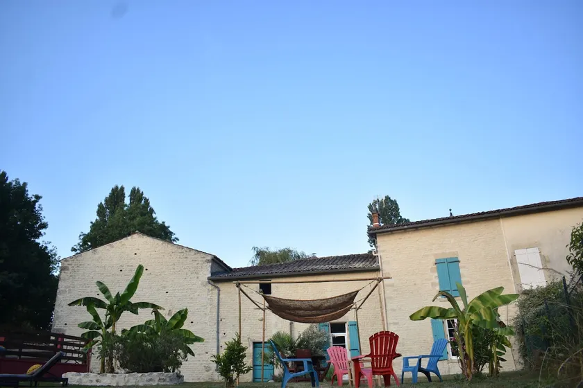 Country cottage with large enclosed private garden - Image 1