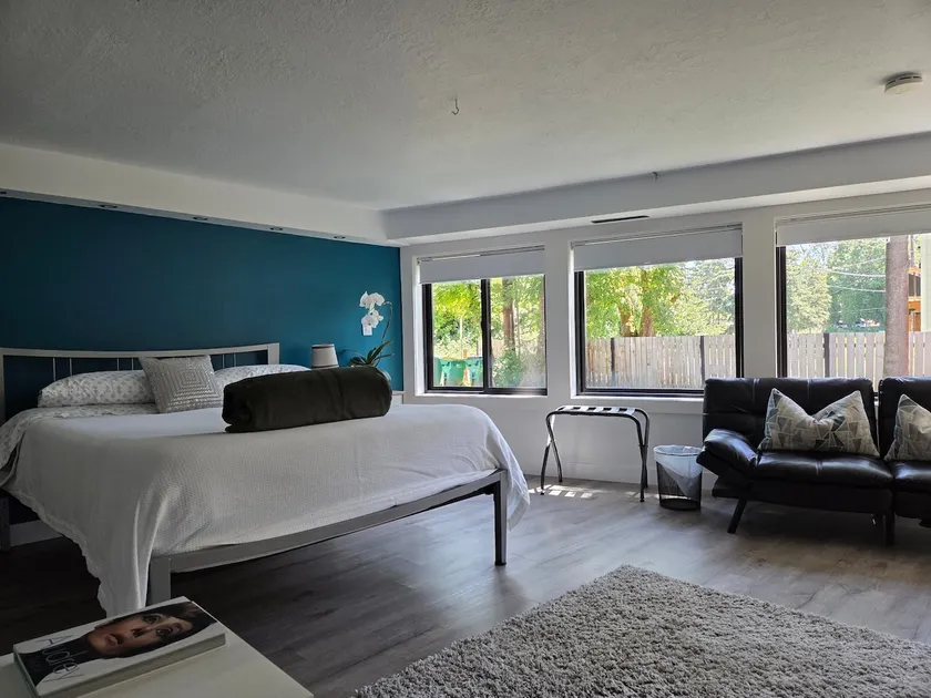 Freshly remodeled, modern & pet friendly unit! - Image 1
