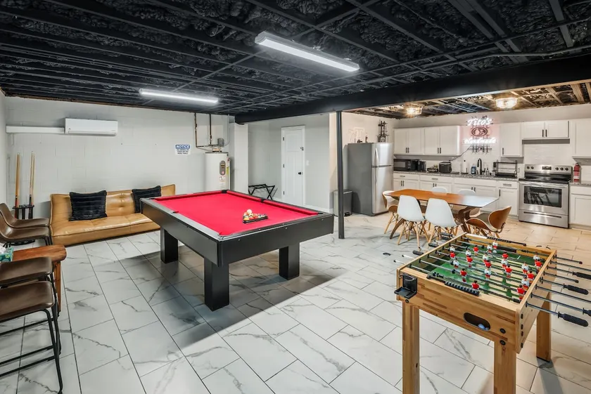 Hot tub & Pool table! 20 minutes to Nashville! - Image 1