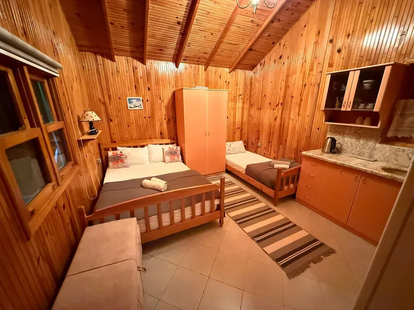 Bungalow with access to large garden near beach - Image 1