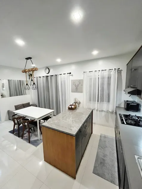 Charming 2BR Corner Home w/ relaxing Lanai Area - Image 1