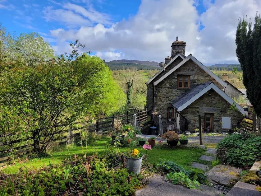 Character riverside long house Mid- Snowdonia - Image 1