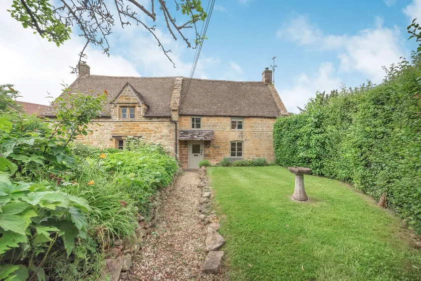 Three bedroom pet friendly holiday home in the Cotswolds - Norman Chapel - Image 1