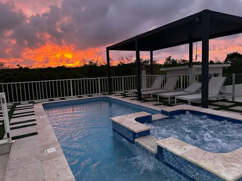 Luxury Studio Apt with Rooftop Pool - Image 1