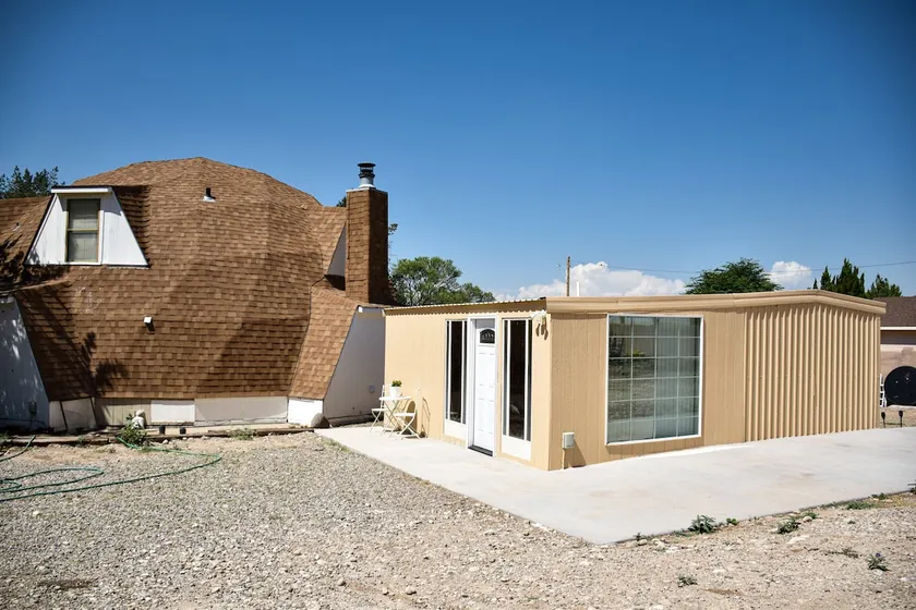 Golden Guesthouse Away from City Noise - Image 1