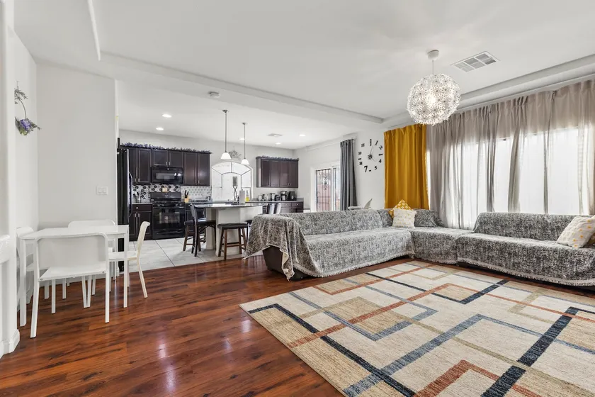 Holiday specials/ 5BR 10 min to airport &strip - Image 1