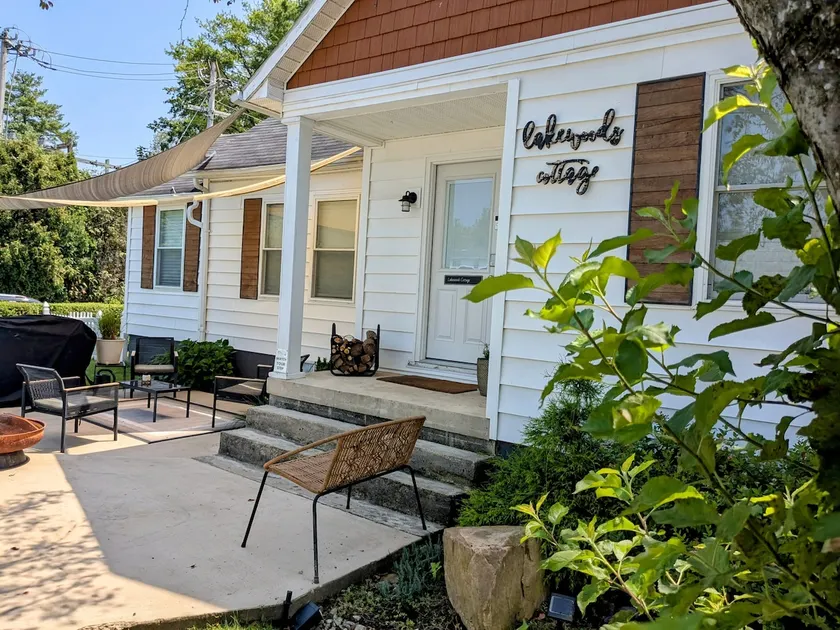 Lakewoods Cottage - Image 1
