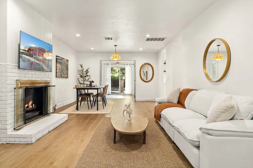 1970s Inglewood 3BR Gem w Parking, W/D & Jacuzzi - Image 1