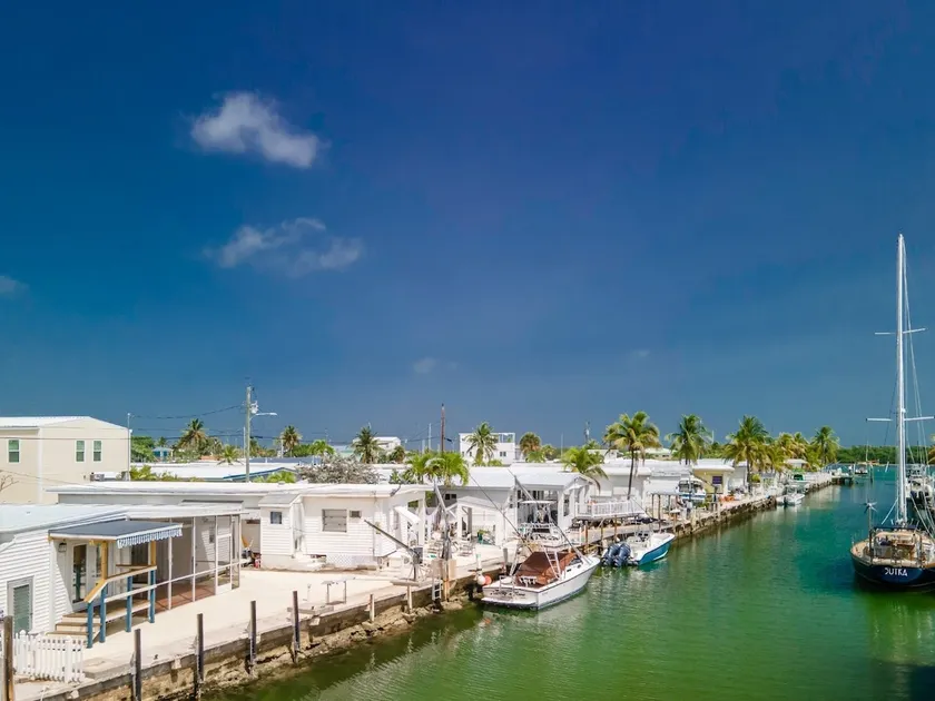 Captain's Quarters 3bed/2bath mobile home with doc - Image 1