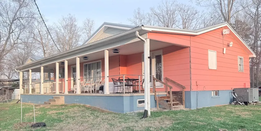 Lake House - 3 Bedroom Lake Front Rental Home! - Image 1