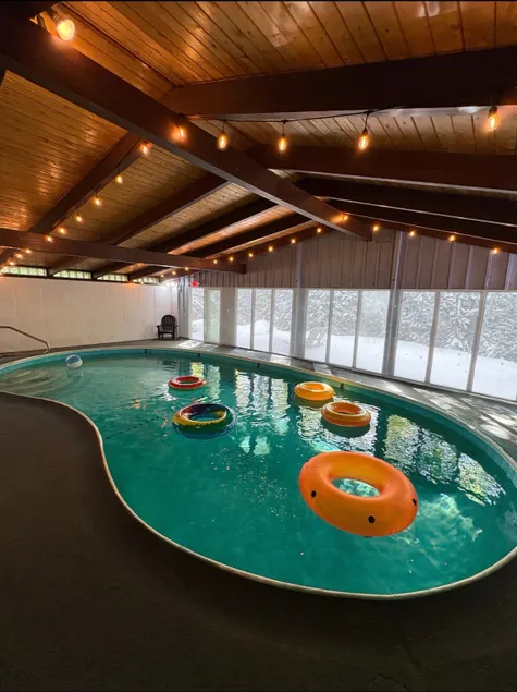 Expansive lodge, heated pool, game room, sauna - Image 1